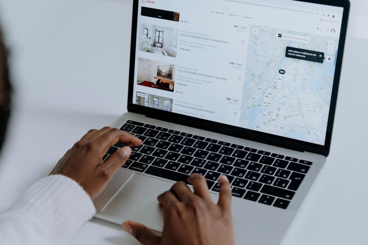 Airbnb critique la décision de la mairie de Marseille sur les limites de nuitées pour les locations