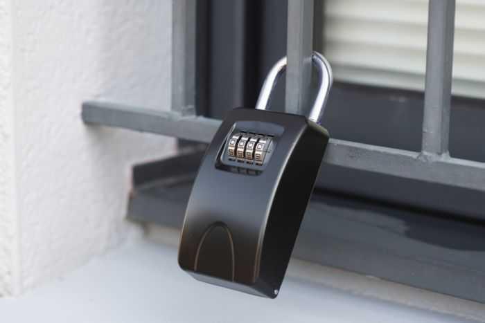 Nice et Cannes face aux boîtes à clés Airbnb : un bilan mitigé Nice et Cannes face aux boîtes à clés Airbnb : un bilan mitigé