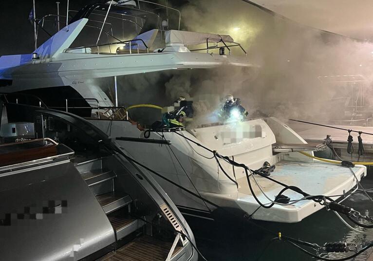 Incendie sur un bateau au port de Cannes à deux pas du Palais des Festivals Incendie sur un bateau au port de Cannes à deux pas du Palais des Festivals