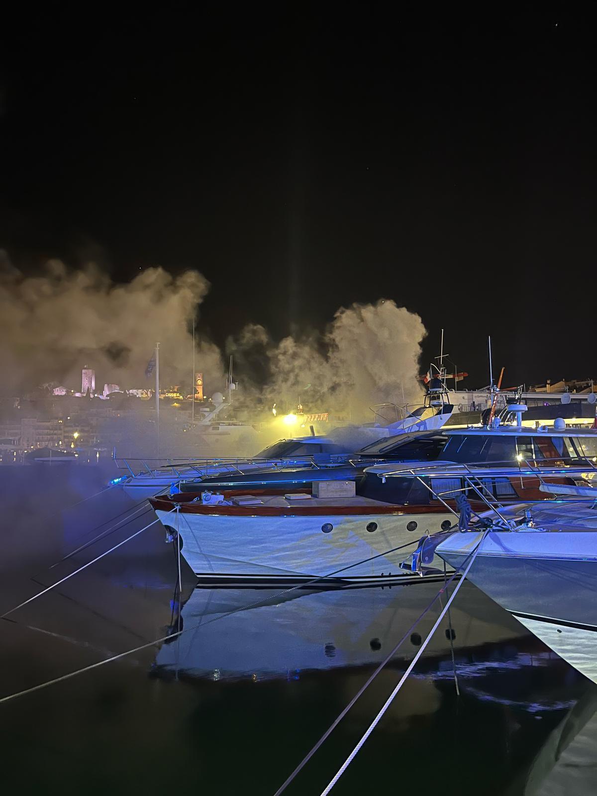 Incendie sur un bateau au port de Cannes à deux pas du Palais des Festivals Incendie sur un bateau au port de Cannes à deux pas du Palais des Festivals