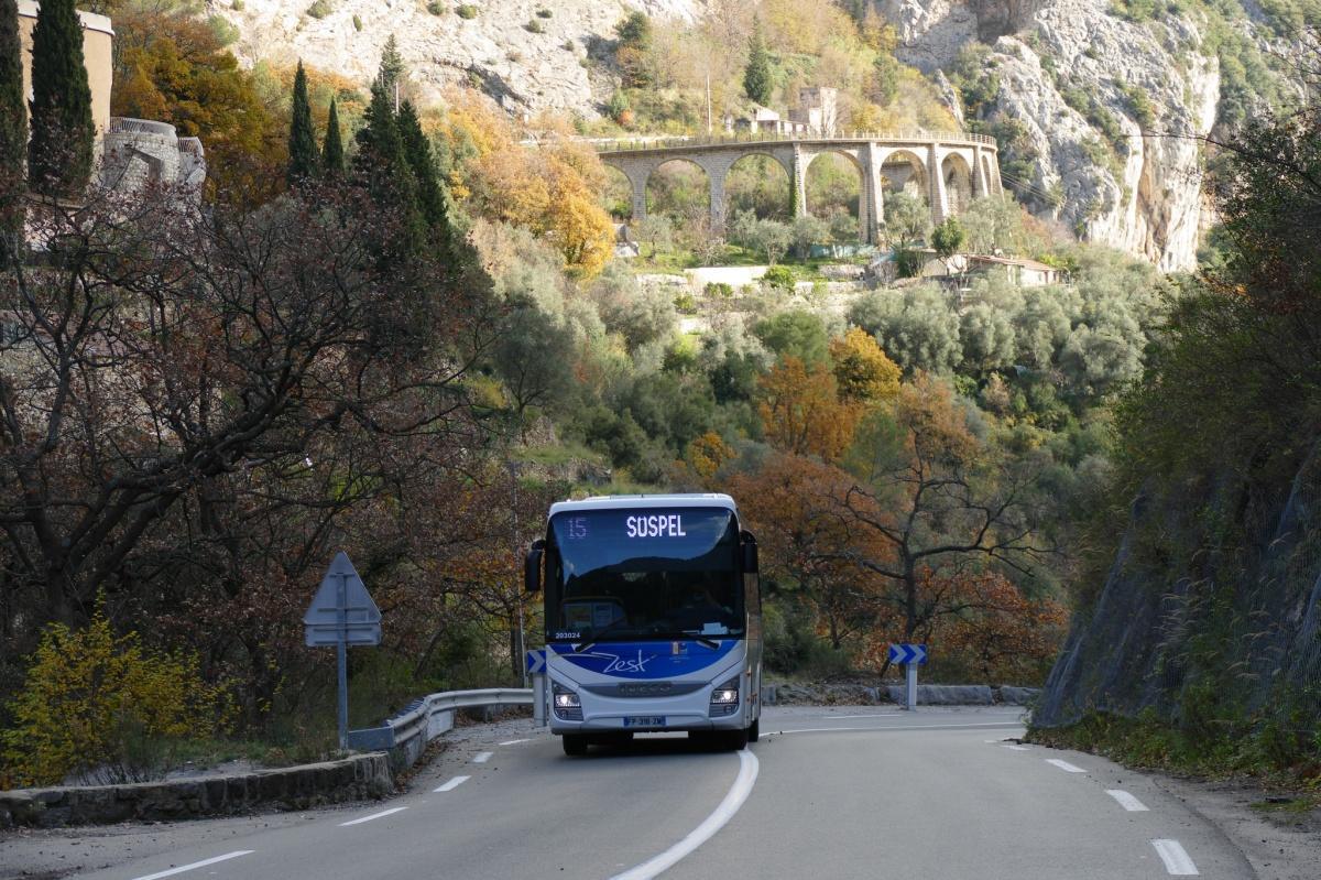 Vents violents dans les Alpes-Maritimes : routes coupées et perturbations à Menton et Sospel