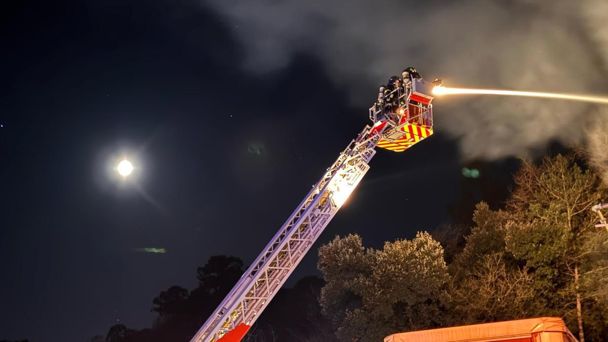 Violent incendie dans un entrepôt à Villeneuve-Loubet : les pompiers en action toute la nuit