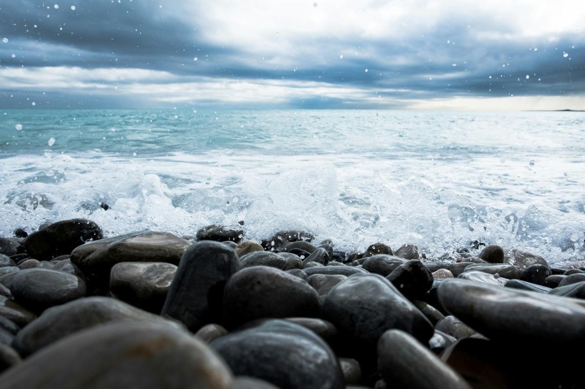 Météo : fermeture des plages et des espaces publics à Nice, les Bouches-du-Rhône en vigilance orange à cause des vents violents