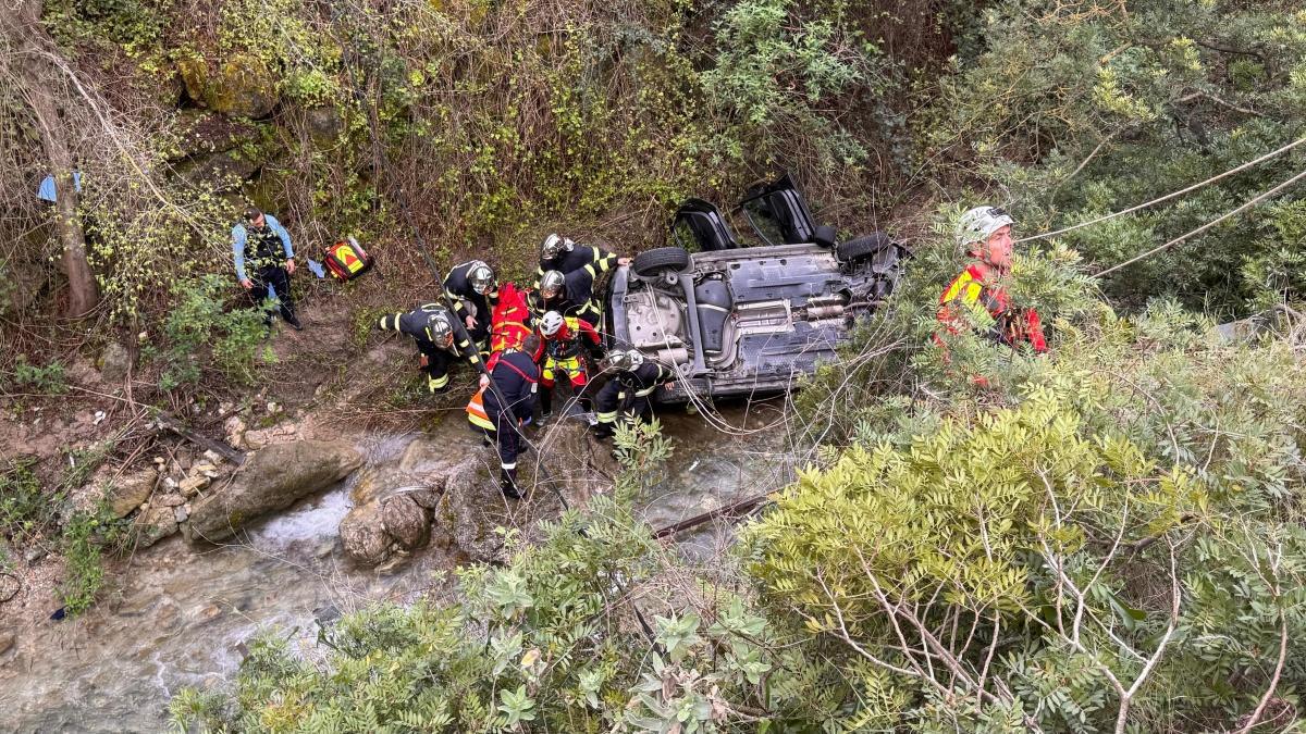 Accident spectaculaire à Saint-André de la Roche : une voiture chute dans un ravin Accident spectaculaire à Saint-André de la Roche : une voiture chute dans un ravin