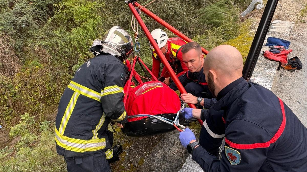 Accident spectaculaire à Saint-André de la Roche : une voiture chute dans un ravin