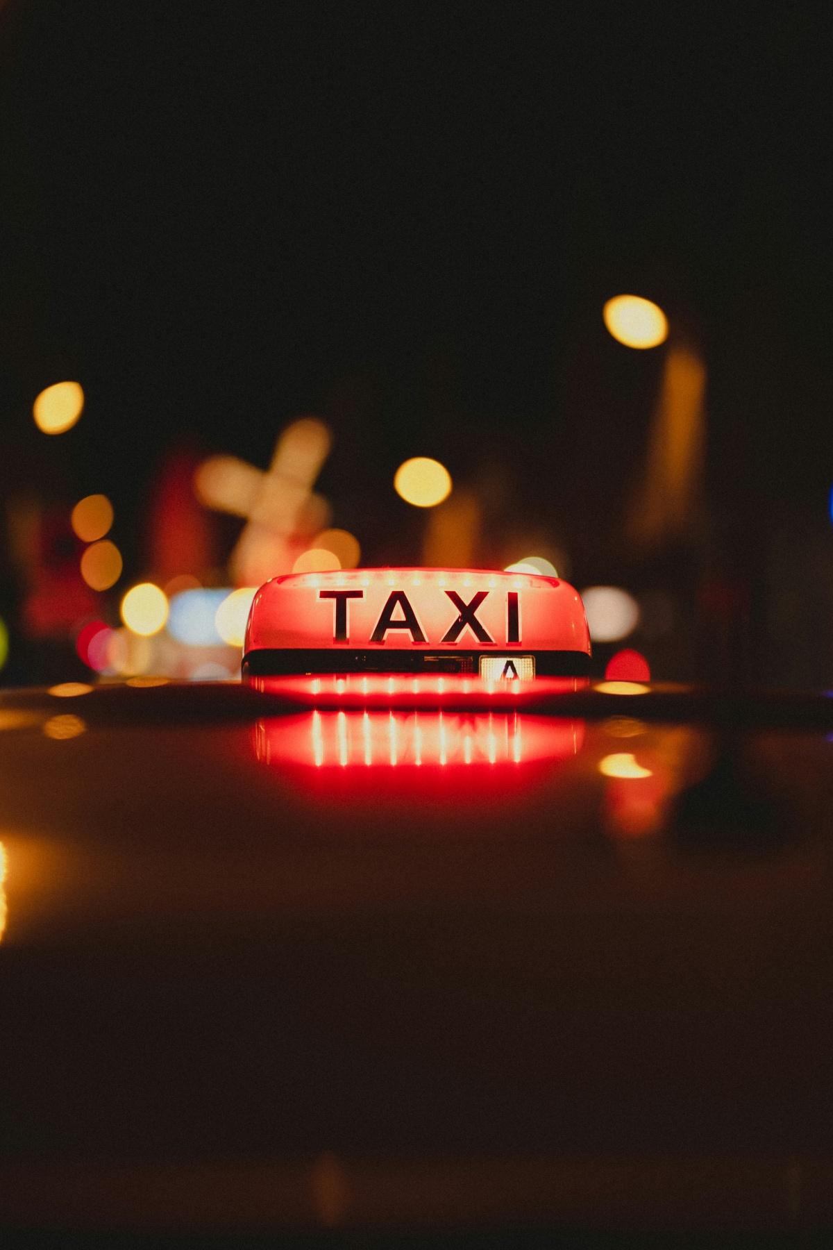 Grève des taxis : un chauffeur percute des manifestants à Marseille