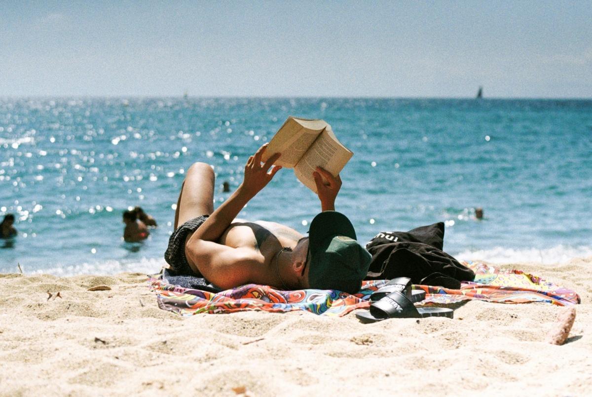 Cannes lit sur le sable avec "Pages à la plage"
