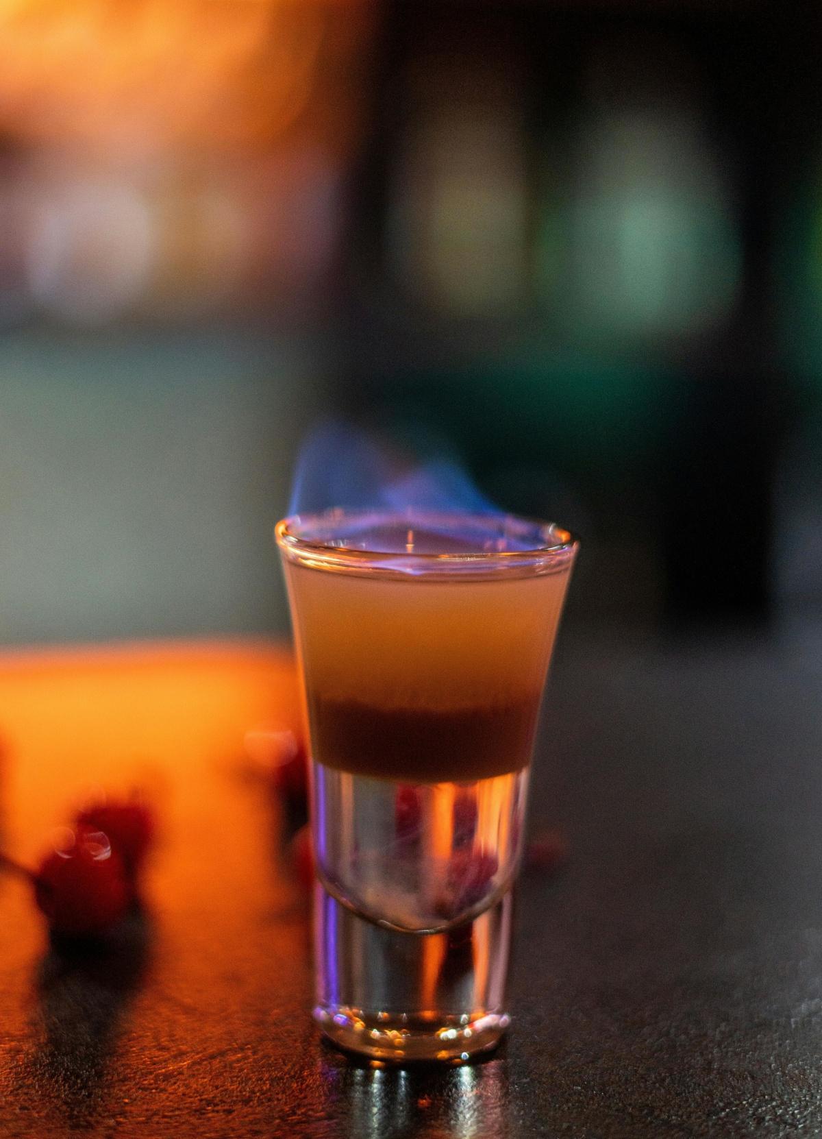 Une jeune femme gravement brûlée à cause d'un cocktail, dans une discothèque à Juan-les-Pins Une jeune femme gravement brûlée à cause d'un cocktail, dans une discothèque à Juan-les-Pins