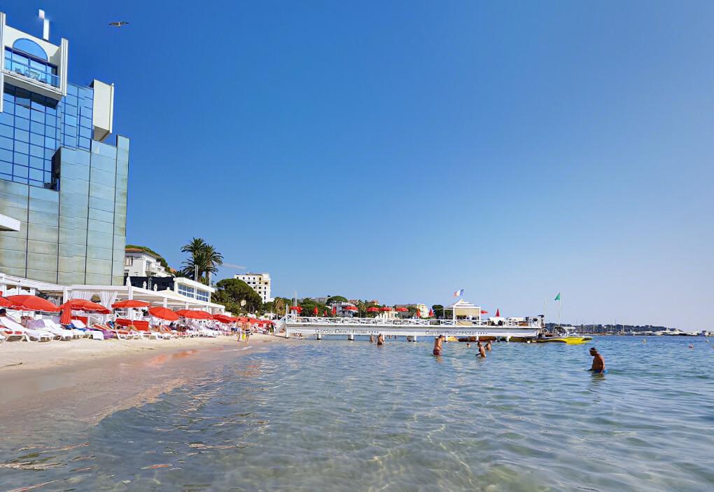 Noyade mortelle à Juan-les-Pins : un homme de 75 ans décède malgré l’intervention des secours