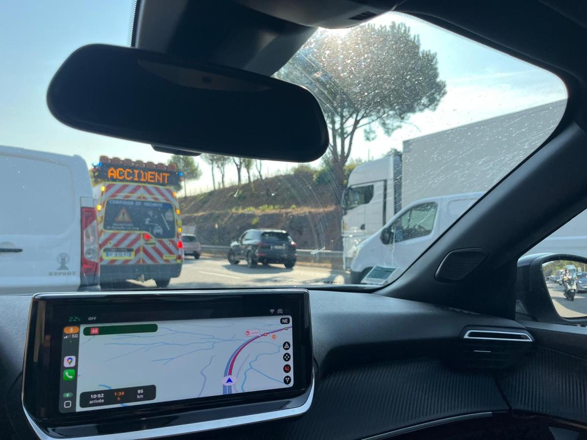 Accident grave sur l’A8 entre Fréjus et Cannes : un poids lourd couché, le conducteur tué
