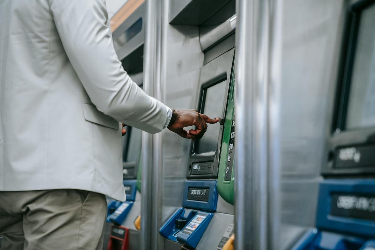 Trois Bulgares condamnés pour piratage de distributeurs automatiques dans les Alpes-Maritimes