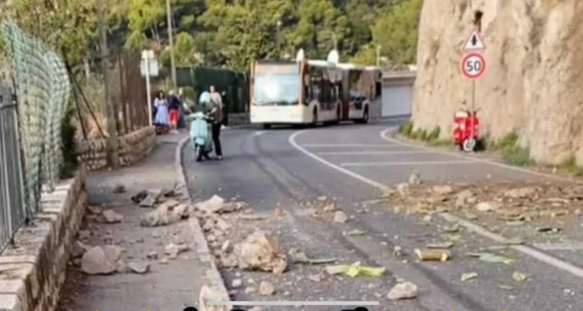 Éboulement sur la Basse Corniche : la route coupée avant Cap-d’Ail Éboulement sur la Basse Corniche : la route coupée avant Cap-d’Ail