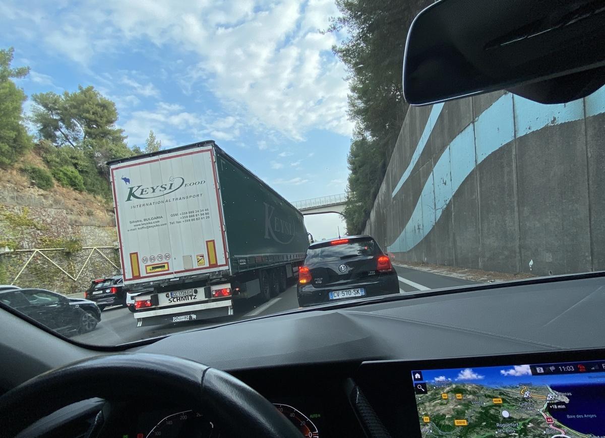 Camion en feu sur l’A8 : 15 kilomètres de bouchons entre Antibes et Villeneuve-Loubet Camion en feu sur l’A8 : 15 kilomètres de bouchons entre Antibes et Villeneuve-Loubet