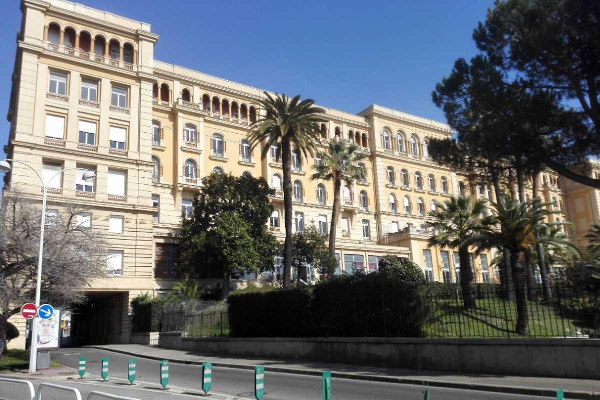 Nice : un collégien de 14 ans menace une surveillante avec un faux couteau Nice : un collégien de 14 ans menace une surveillante avec un faux couteau