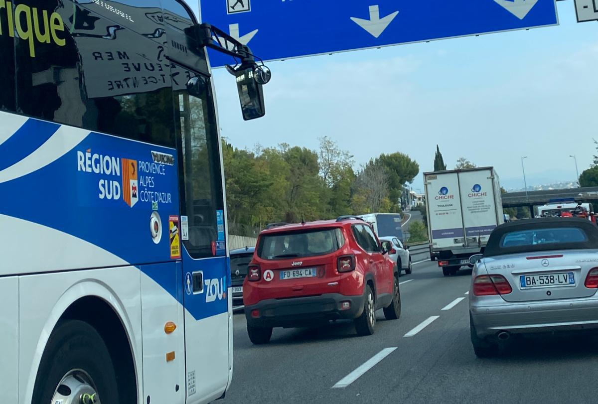 Un camion perd son chargement sur l’A8, jusqu’à 1h30 de bouchons autour de Cannes Un camion perd son chargement sur l’A8, jusqu’à 1h30 de bouchons autour de Cannes
