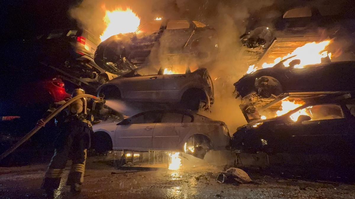 Incendie spectaculaire dans une casse automobile à Cagnes-sur-Mer Incendie spectaculaire dans une casse automobile à Cagnes-sur-Mer