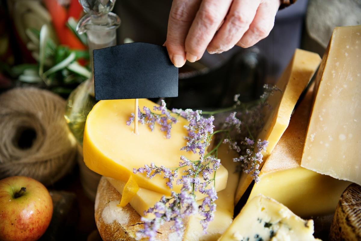 Journée mondiale de la raclette : quel fromage choisir ? Réponse d'une fromagère Niçoise Journée mondiale de la raclette : quel fromage choisir ? Réponse d'une fromagère Niçoise
