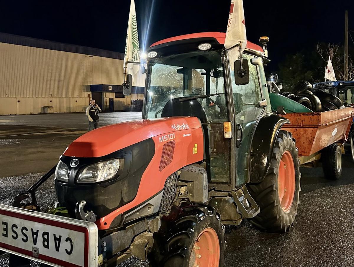 Agriculteurs en colère : blocage ciblé devant la plateforme Leclerc du Luc Agriculteurs en colère : blocage ciblé devant la plateforme Leclerc du Luc
