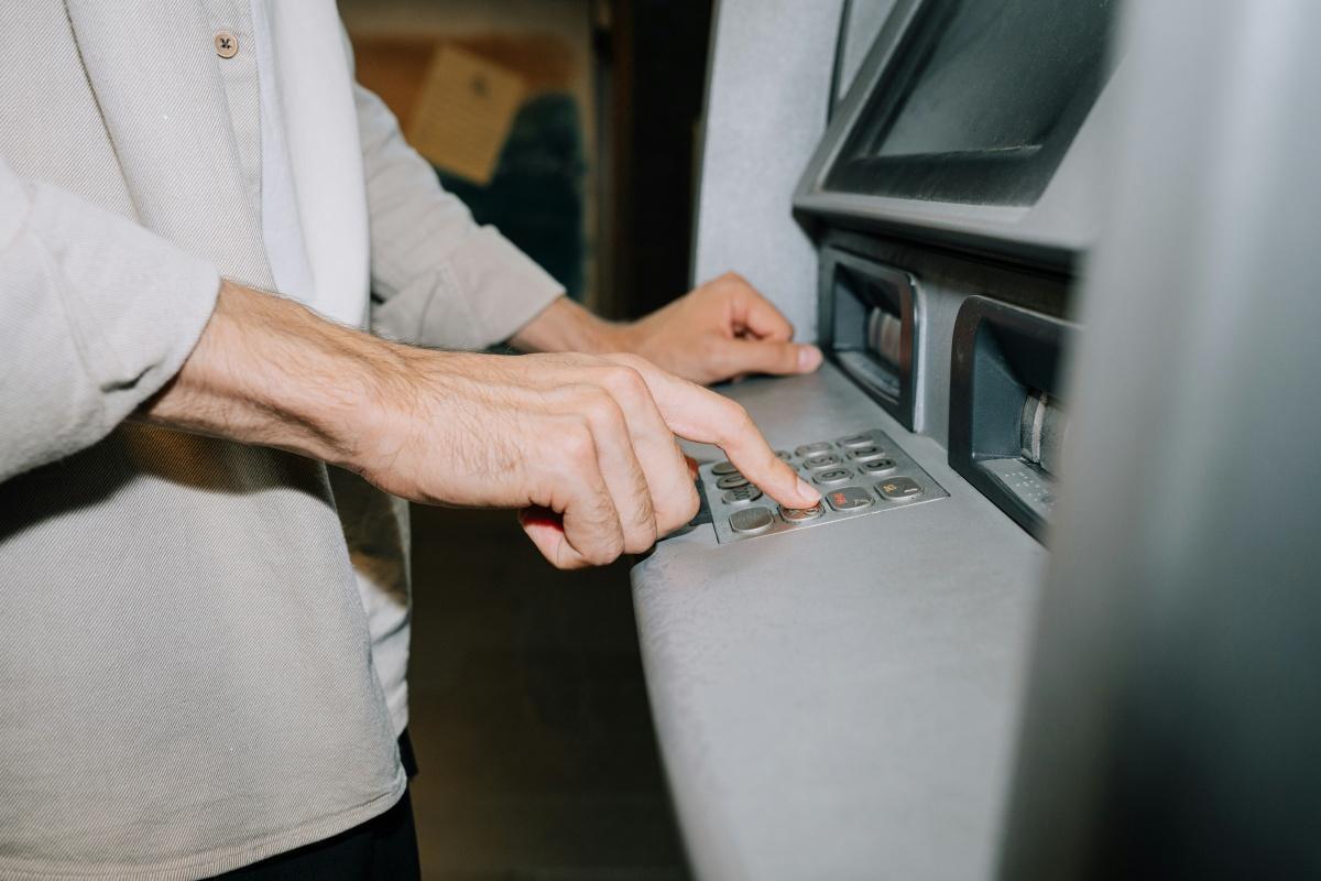 Vols de cartes bancaires : trois Marseillais condamnés pour avoir ciblé des personnes âgées dans les Alpes-Maritimes Vols de cartes bancaires : trois Marseillais condamnés pour avoir ciblé des personnes âgées dans les Alpes-Maritimes