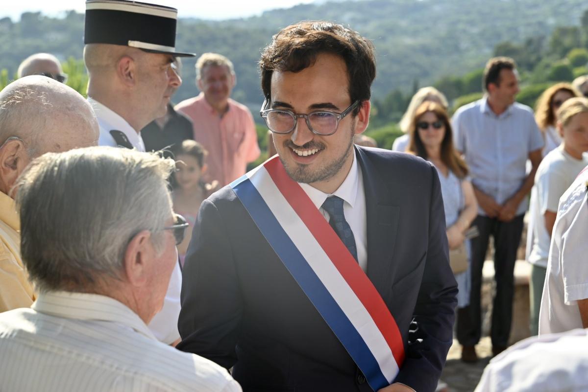 À Cagnes-sur-Mer, le maire rappelé à l’ordre après le retrait du drapeau européen