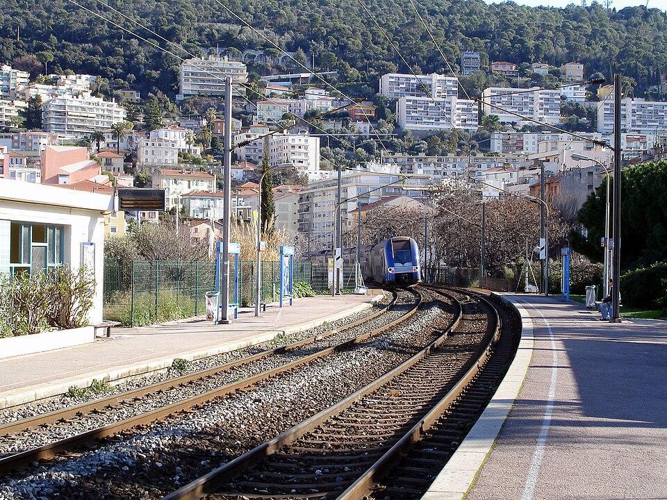 Une femme percutée par un train à Nice, trafic interrompu Une femme percutée par un train à Nice, trafic interrompu