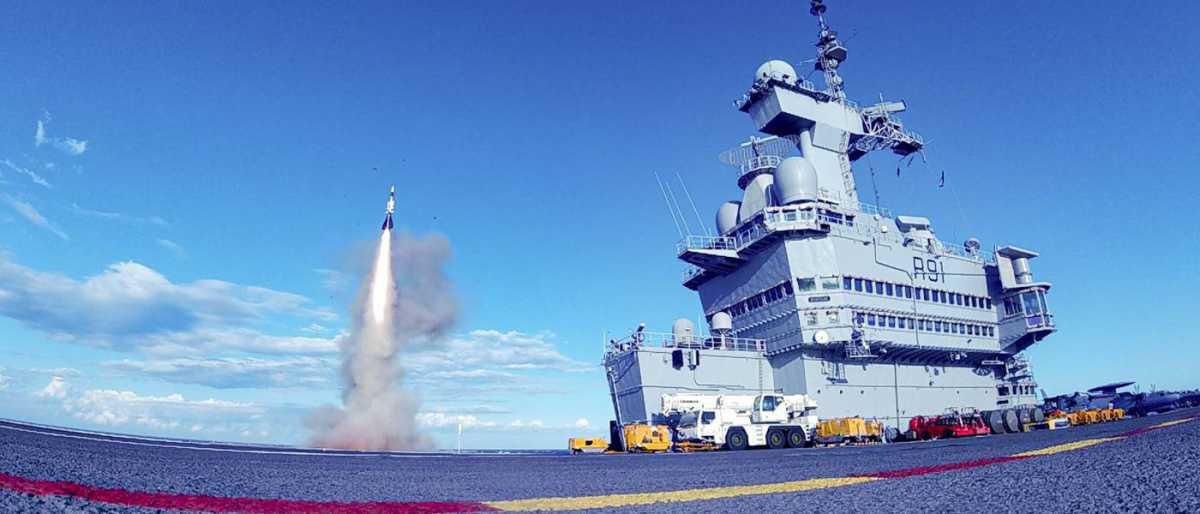 Le Charles de Gaulle et le Chevalier Paul tirent des missiles Aster Le Charles de Gaulle et le Chevalier Paul tirent des missiles Aster