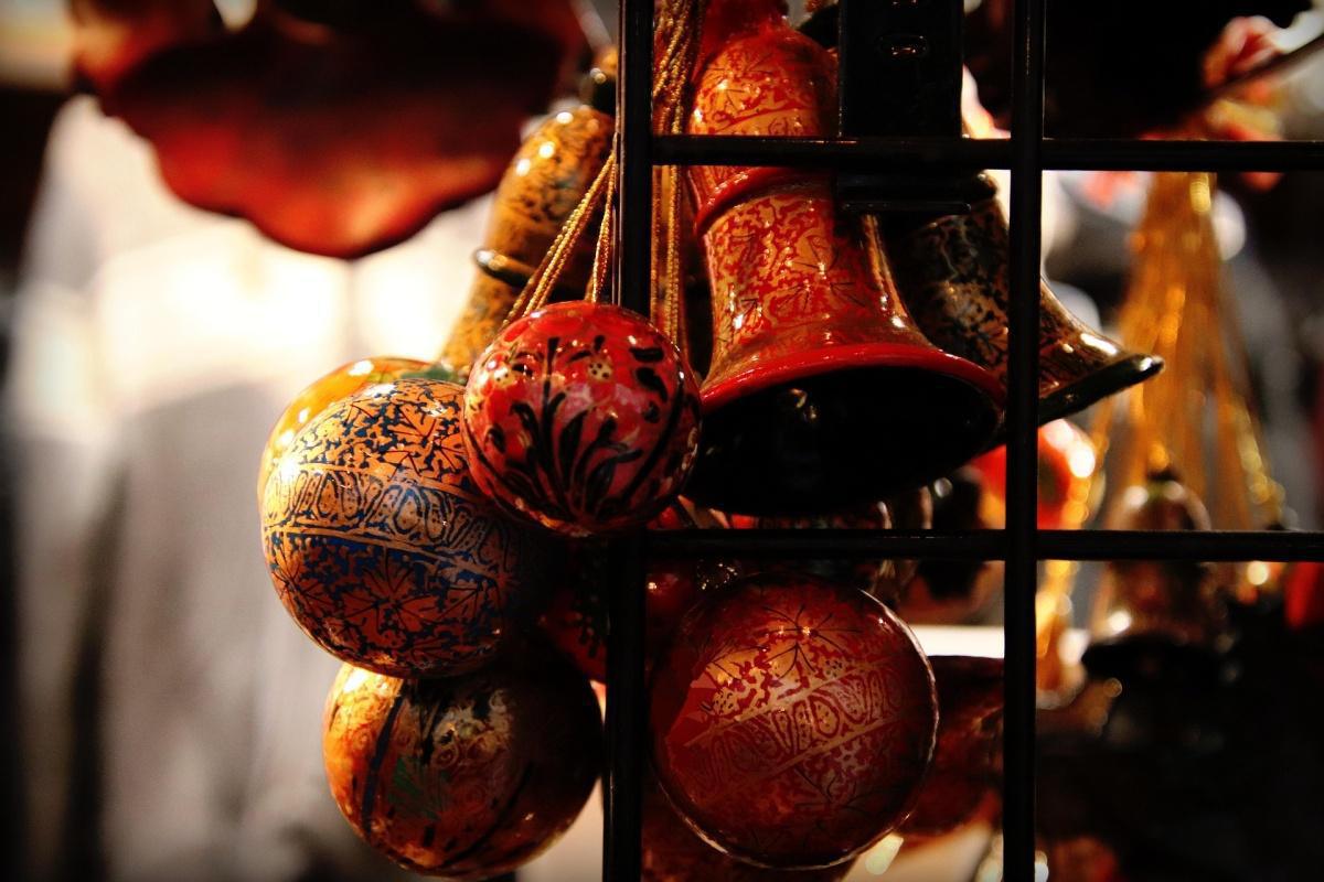 El mercadillo Menax de Gijón celebra su última navidad en el parque de Begoña