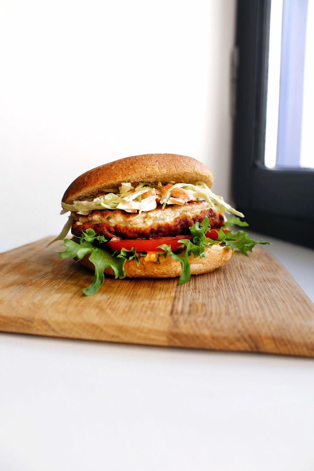 Fiskeburger med coleslaw Fiskeburger med coleslaw