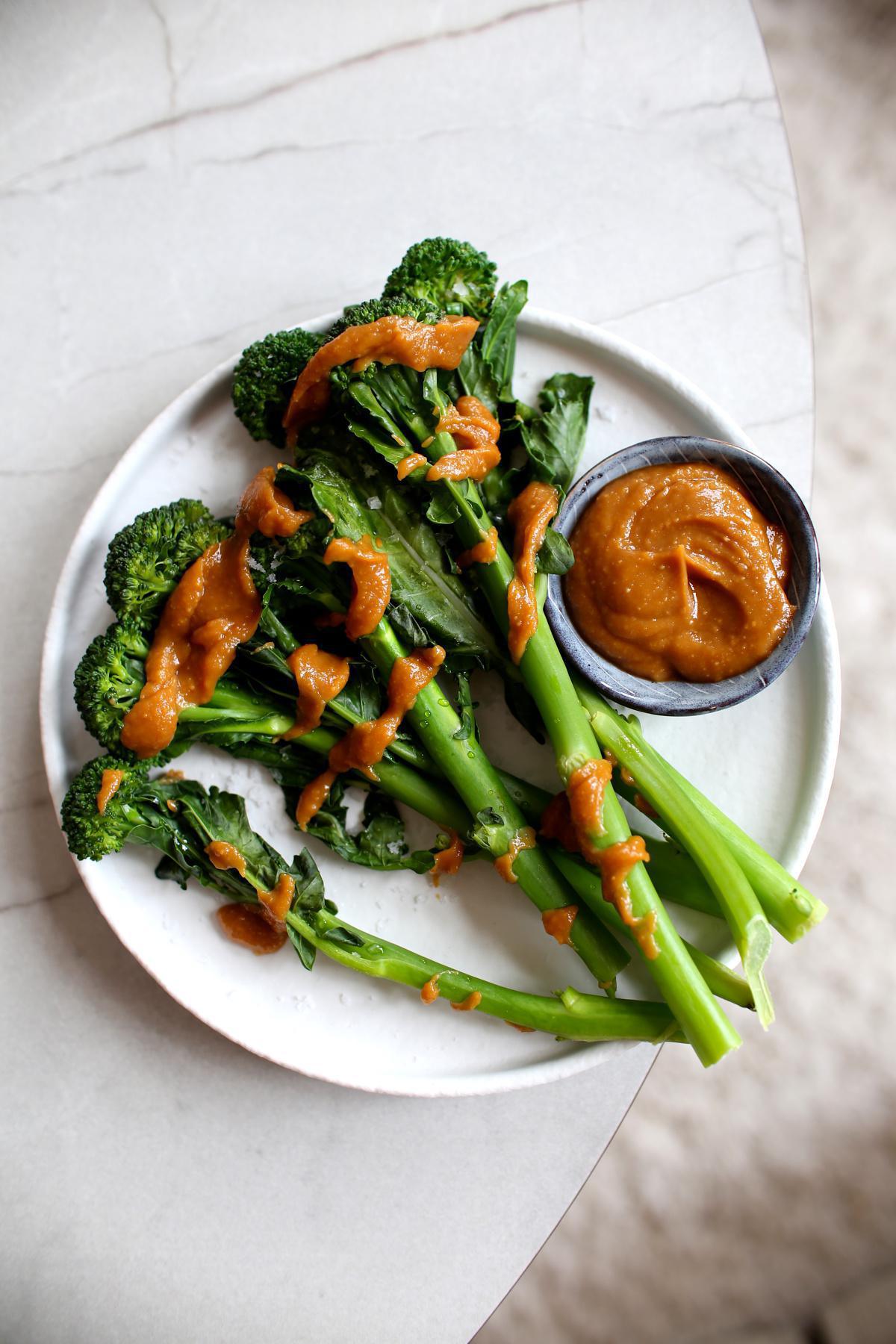Brokkolini med peanøttdipp Brokkolini med peanøttdipp