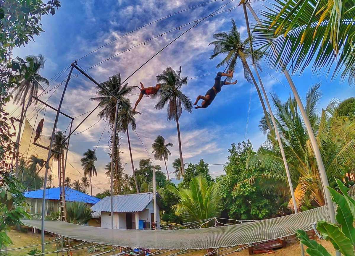 FLYING TRAPEZE & AERIAL ARTS SCHOOL FLYING TRAPEZE & AERIAL ARTS SCHOOL