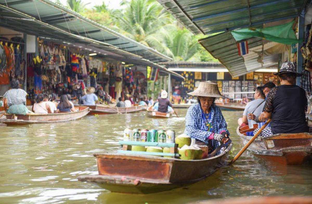 FLOATING MARKET AT THE DAMNOEN SADUAK FLOATING MARKET AT THE DAMNOEN SADUAK