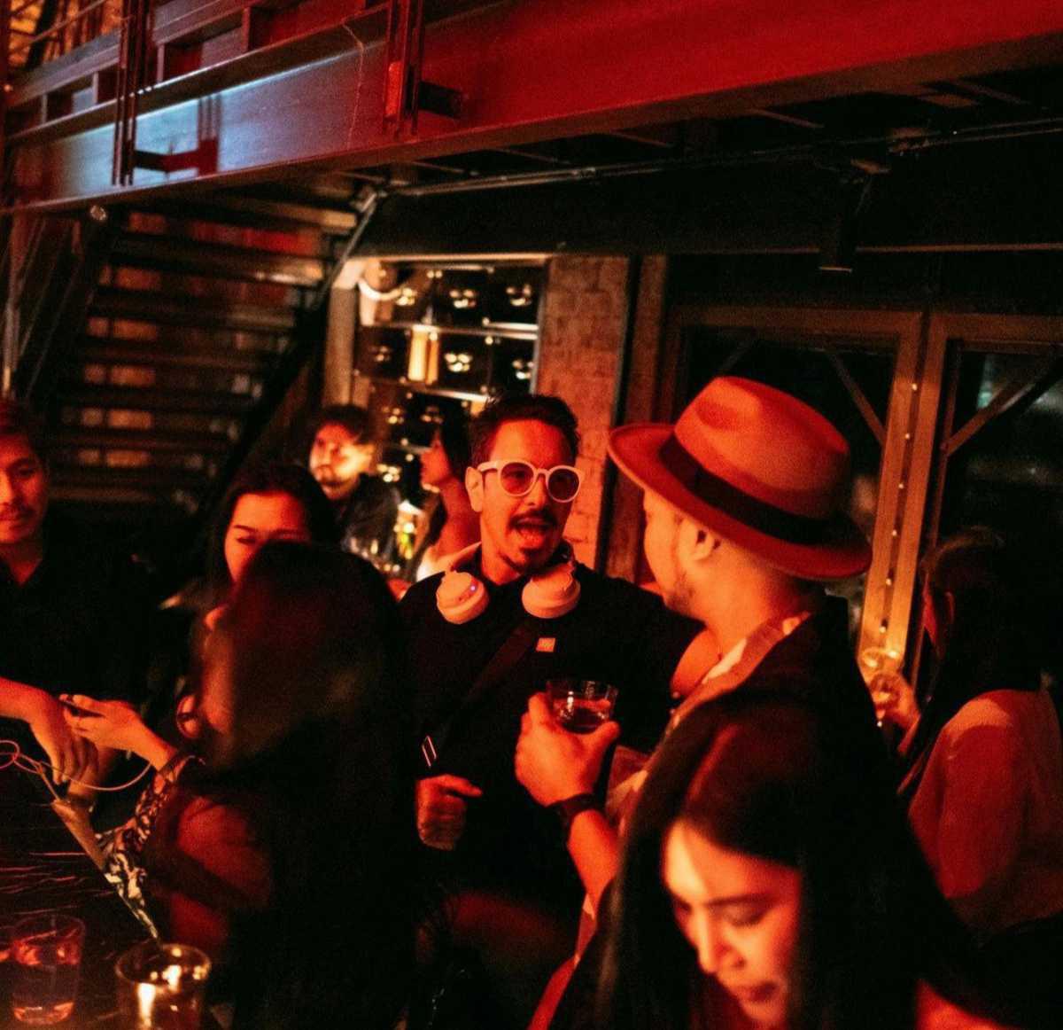 RABBIT HOLE RABBIT HOLE