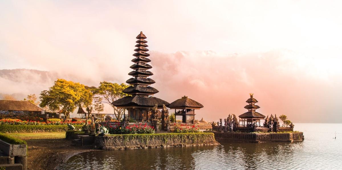 ULUN DANU BERATAN TEMPLE ULUN DANU BERATAN TEMPLE
