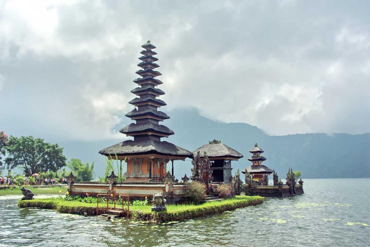ULUN DANU BERATAN TEMPLE ULUN DANU BERATAN TEMPLE