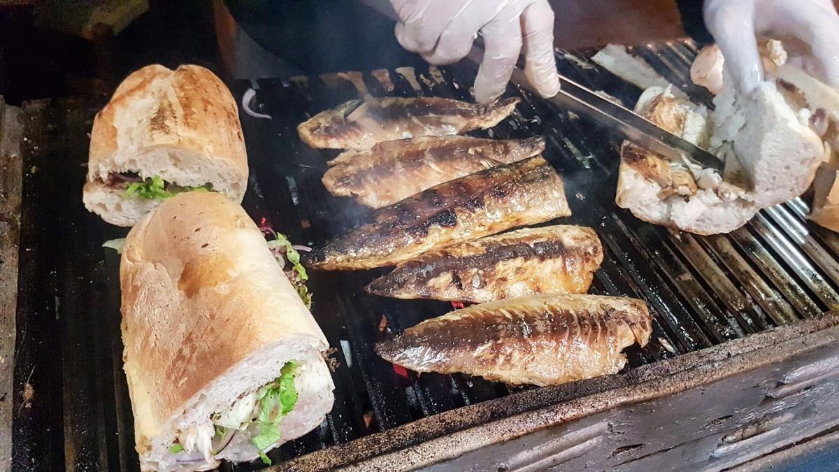 BALIKCI MURAT ABI - TRADITIONAL FISH SANDWICH STAND BALIKCI MURAT ABI - TRADITIONAL FISH SANDWICH STAND