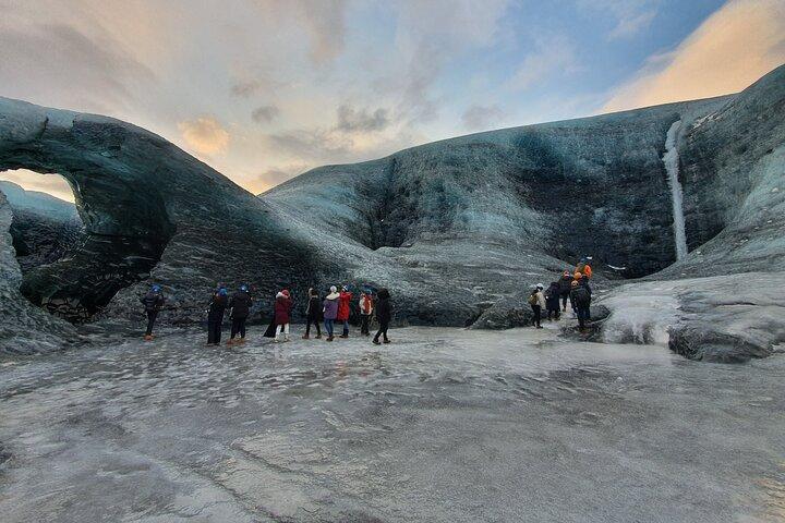2-DAY BLUE ICE CAVE, GLACIER LAGOON AND SOUTH COAST TOUR 2-DAY BLUE ICE CAVE, GLACIER LAGOON AND SOUTH COAST TOUR