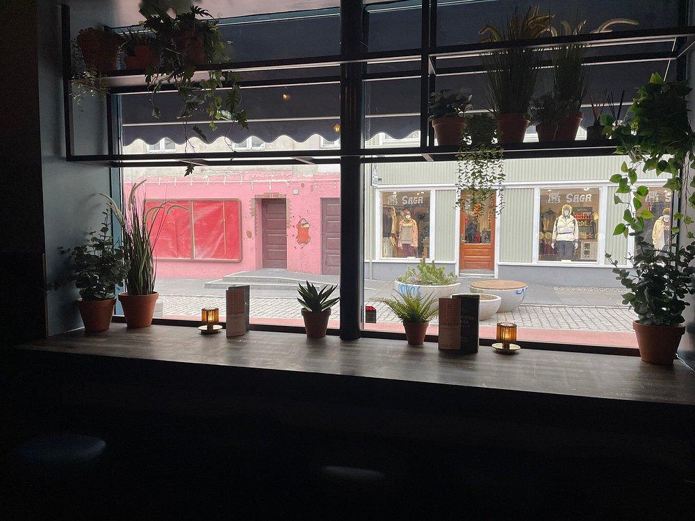 EINSTÖK BAR EINSTÖK BAR