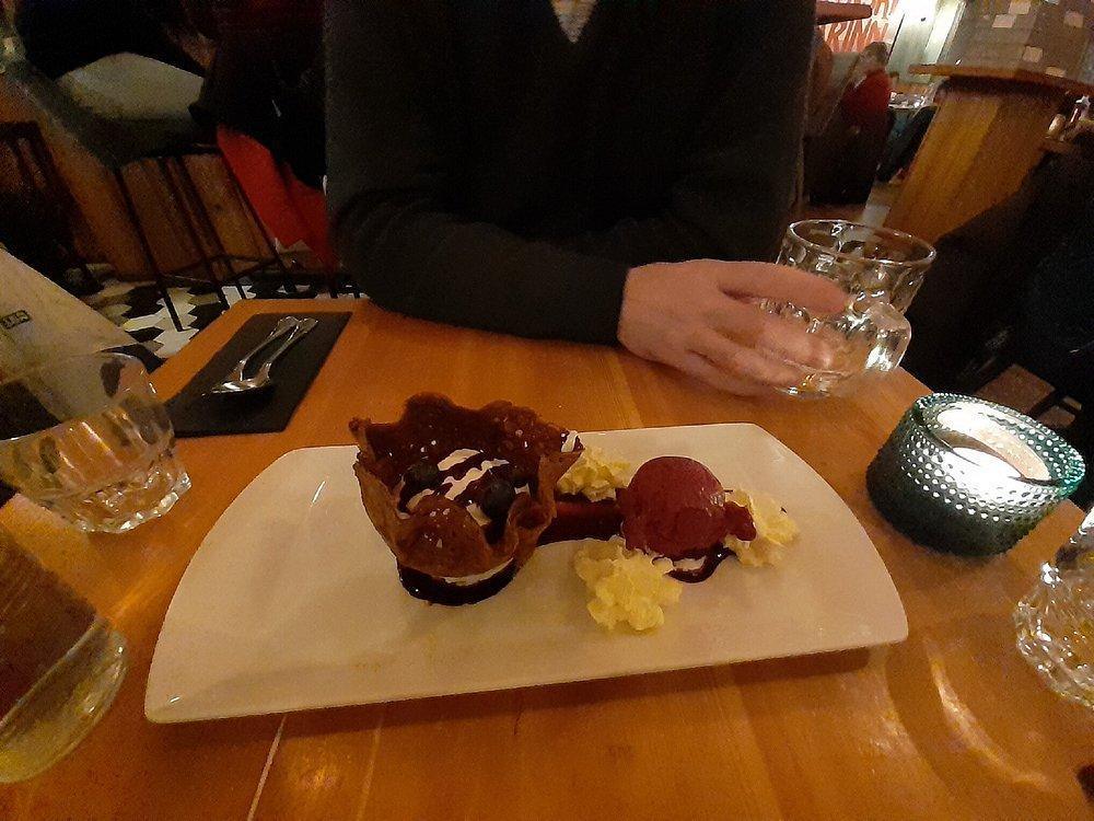  ICELANDIC BAR (ISLENSKI BARINN)