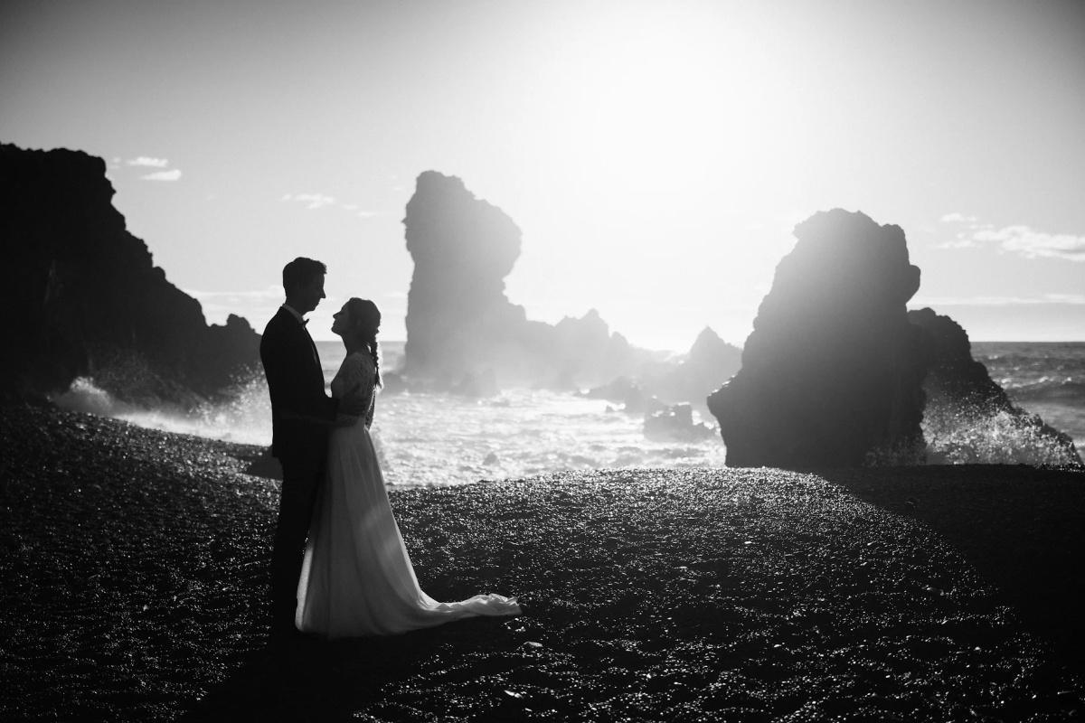 ÁST OG HRAUN ICELAND ELOPEMENT PHOTOGRAPHER
