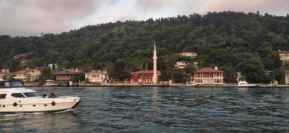 BOSPHORUS CRUISE BOAT TOUR IN ISTANBUL LIVE GUIDE BOSPHORUS CRUISE BOAT TOUR IN ISTANBUL LIVE GUIDE