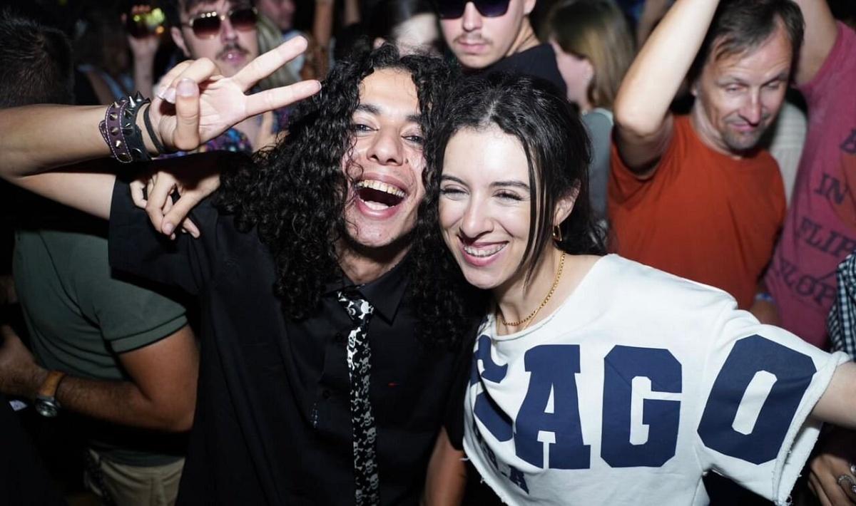 ISTANBUL PARTY PUB CRAWL WITH PARTY BUS IN SULTANAHMET AND TAKSIM