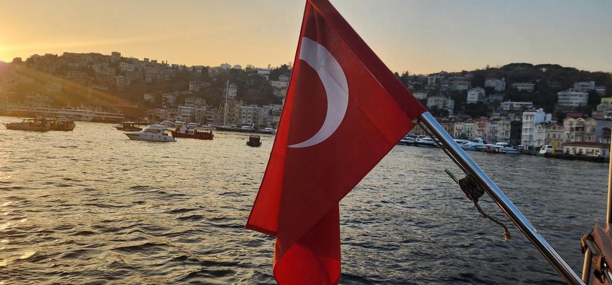 ISTANBUL SUNSET LUXURY YACHT CRUISE WITH SNACKS AND LIVE GUIDE ISTANBUL SUNSET LUXURY YACHT CRUISE WITH SNACKS AND LIVE GUIDE