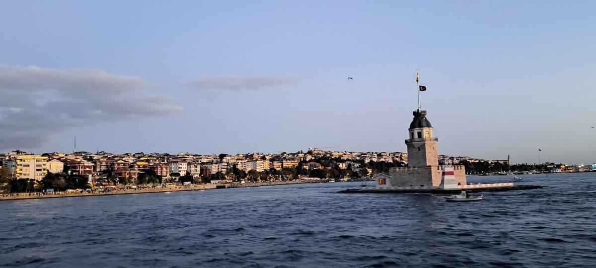 ISTANBUL SUNSET LUXURY YACHT CRUISE WITH SNACKS AND LIVE GUIDE ISTANBUL SUNSET LUXURY YACHT CRUISE WITH SNACKS AND LIVE GUIDE