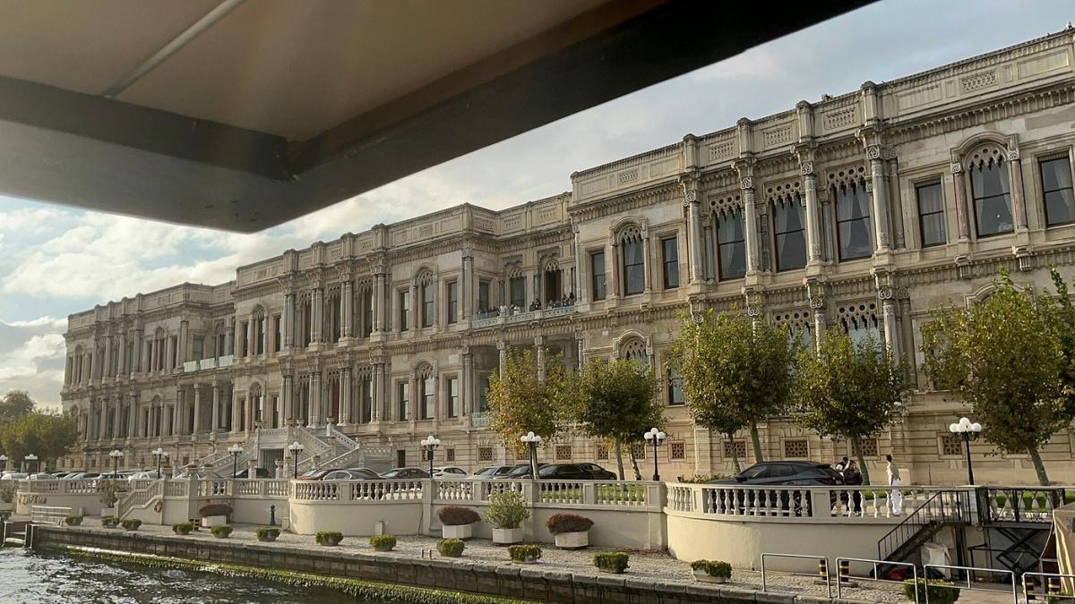 ISTANBUL SUNSET LUXURY YACHT CRUISE WITH SNACKS AND LIVE GUIDE