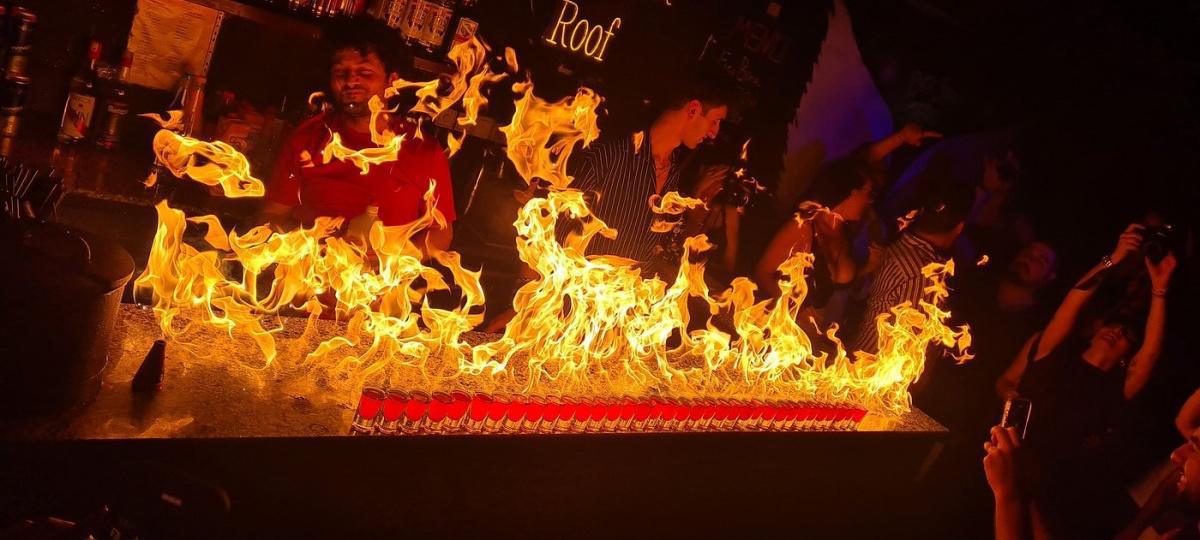 PUB CRAWL ISTANBUL / ROOFTOP PARTIES & PARTY BUS PUB CRAWL ISTANBUL / ROOFTOP PARTIES & PARTY BUS