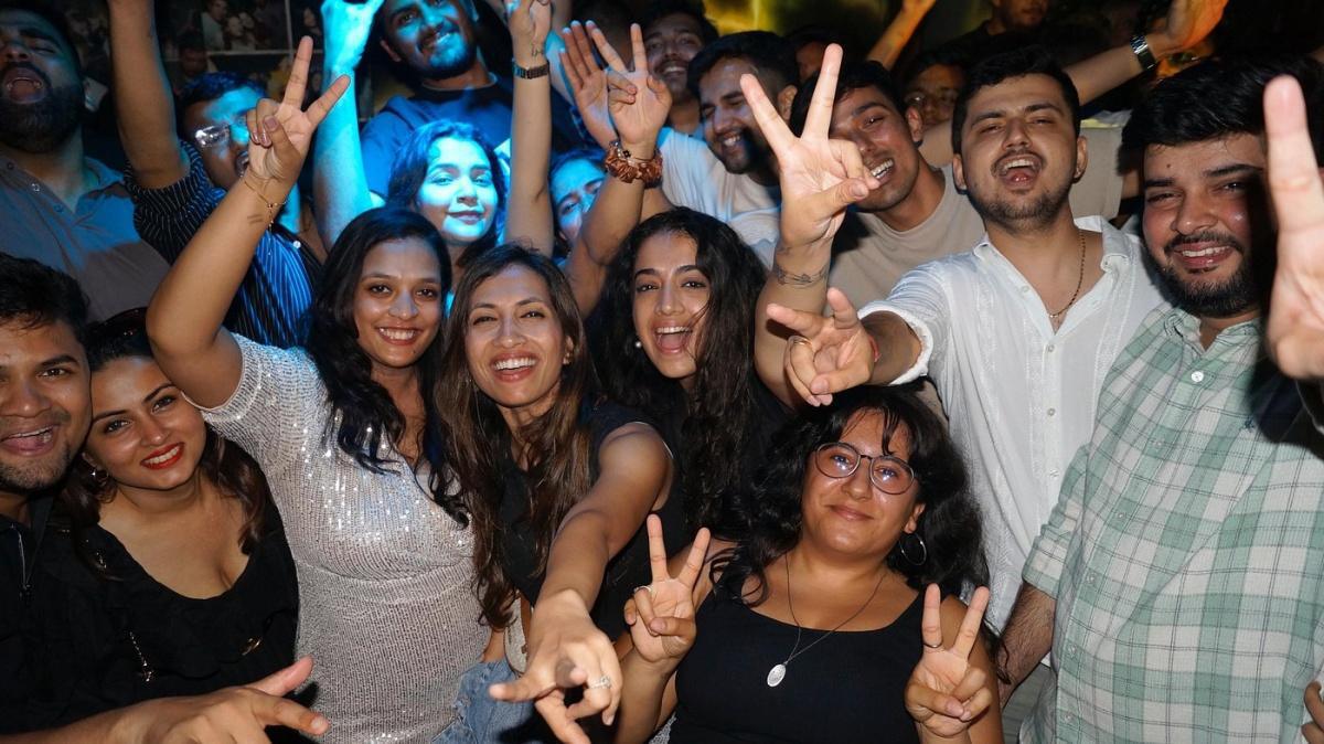 PUB CRAWL ISTANBUL / ROOFTOP PARTIES & PARTY BUS