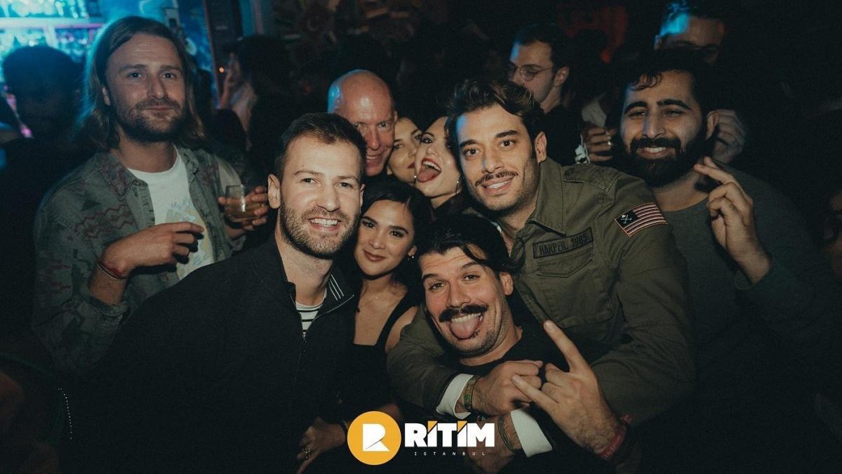 PUB CRAWL ISTANBUL / ROOFTOP PARTIES & PARTY BUS PUB CRAWL ISTANBUL / ROOFTOP PARTIES & PARTY BUS
