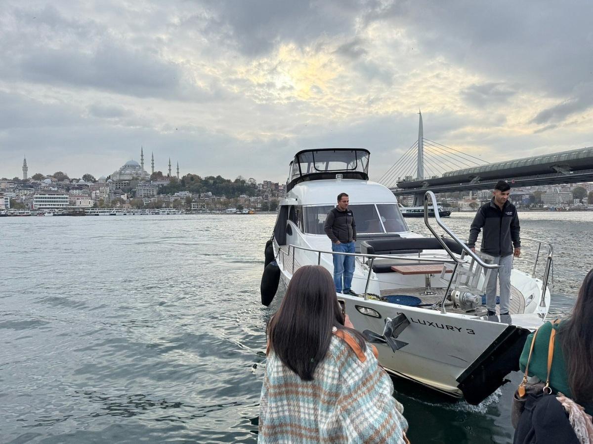 SMALL-GROUP BOSPHORUS YACHT CRUISE IN ISTANBUL SMALL-GROUP BOSPHORUS YACHT CRUISE IN ISTANBUL