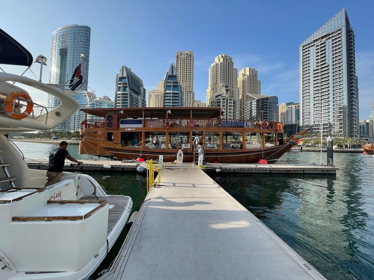 DINNER CRUISE IN DUBAI MARINA DINNER CRUISE IN DUBAI MARINA