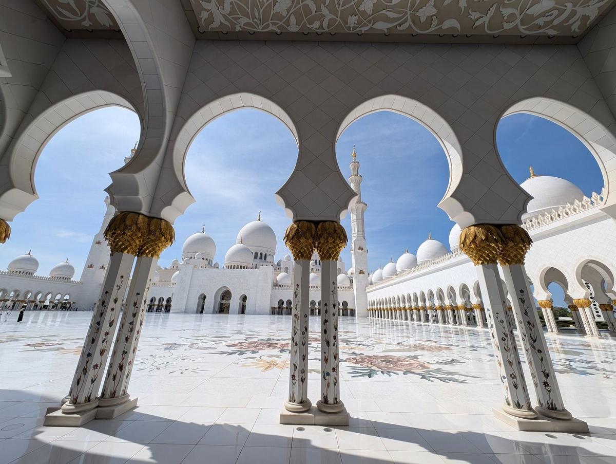 ABU DHABI FULL-DAY SIGHTSEEING TOUR